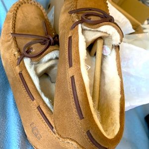 UGG Dakota Moccasins Size 7- very lightly used